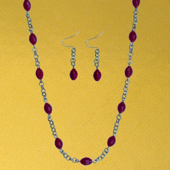 Red glass bead necklace and earring set made with oval glass beads an gold chain - Picture 11 of 11